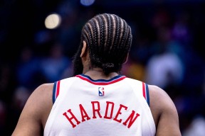 包含詹姆斯重返赛场，出色发挥首场状态出色，勇士观众沸腾！全场沸腾不已的词条